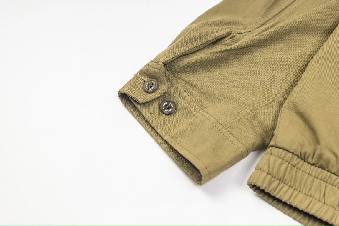 P300 model number: G317 Ralph Lauren's new 24ss classic embroidered logo lapel executive zipper jacket for both men and women. 1️⃣Selected from high-quality original developed pure cotton fabric, with customized plaid lining inside, the overall wear effect is very soft and comfortable. 2️⃣The workmanship details are perfectly controlled, with exquisite small logo embroidery on the chest, and the unique design style of splicing technology is used on the dropped shoulders to highlight your personality! The version is simple but not simple! 3️⃣ Complete with tag accessories, unisex design, and a very versatile jacket for men and women!  Color: black, navy blue, khaki Size: S, M, L, XL